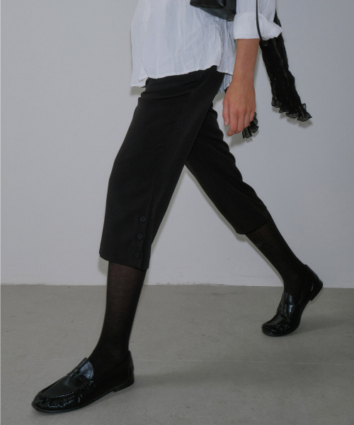 Side Button Capri Pants (Black)