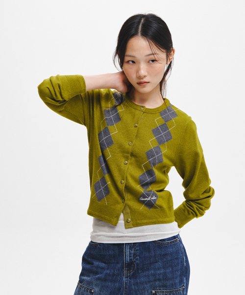 woman mild argyle crewneck cardigan [3col]