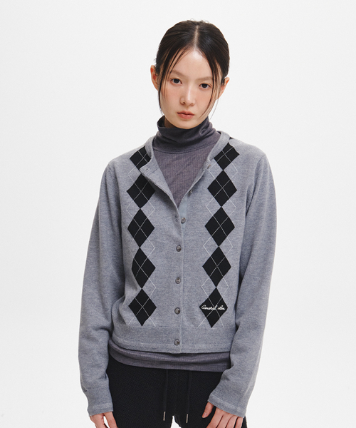 woman mild argyle crewneck cardigan [3col]