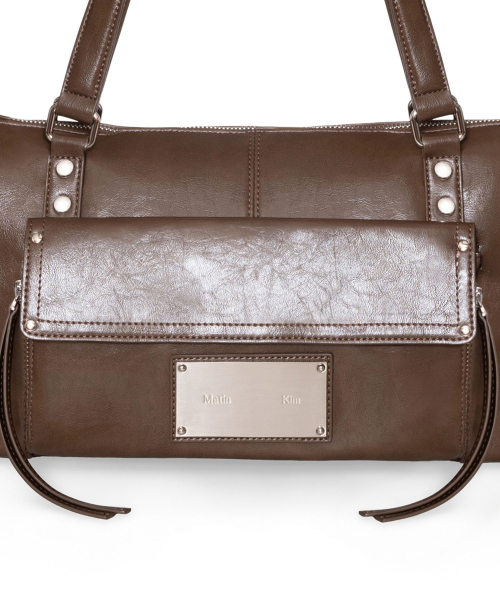 FLAP POCKET SHOULDER BAG IN BROWN