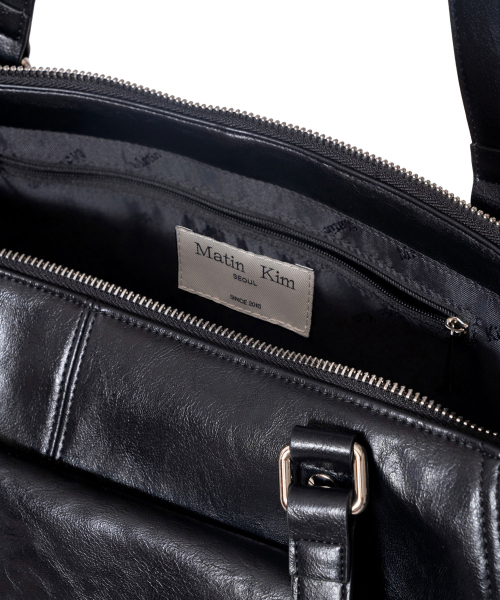 FLAP POCKET SHOULDER BAG IN BLACK