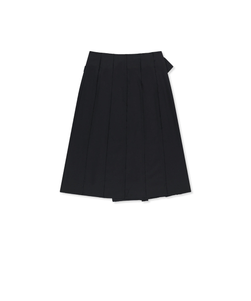 RAW EDGE FLAP BELTED SKIRT IN BLACK