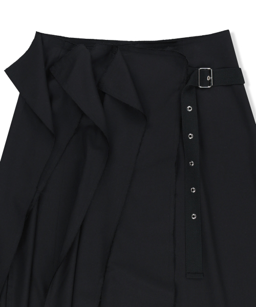 RAW EDGE FLAP BELTED SKIRT IN BLACK