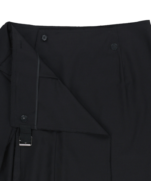 RAW EDGE FLAP BELTED SKIRT IN BLACK