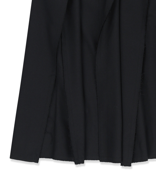 RAW EDGE FLAP BELTED SKIRT IN BLACK