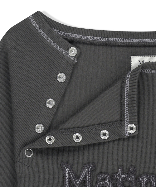 LOGO APPLIQUE BUTTON DETAIL RAGLAN TOP IN CHARCOAL