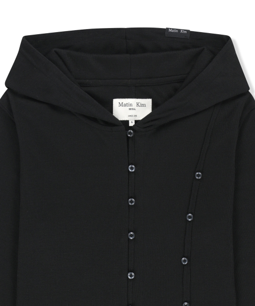 DOUBLE LAYER BUTTON HOOD TOP IN BLACK