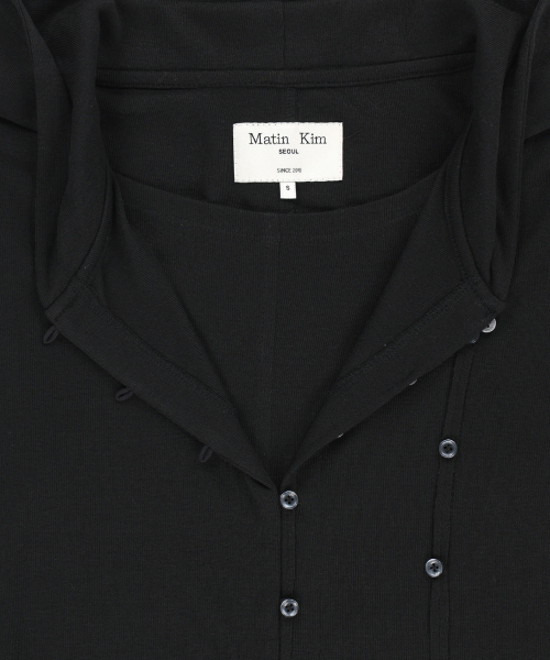 DOUBLE LAYER BUTTON HOOD TOP IN BLACK