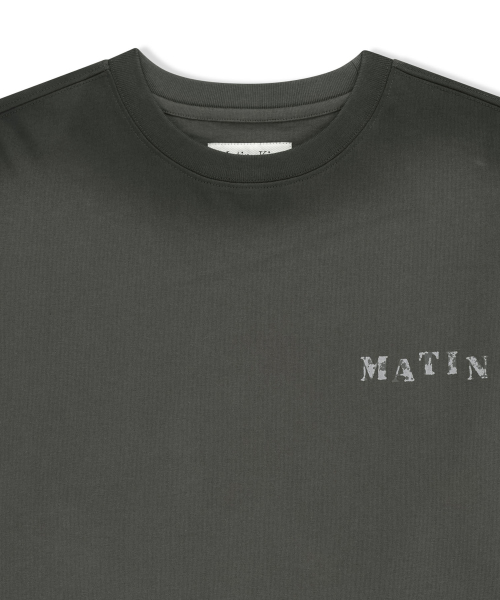 DUST WASHED LOGO LAYERED TOP IN CHARCOAL