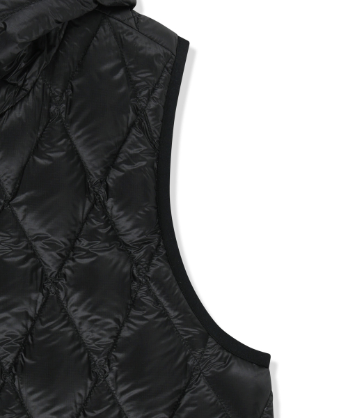 MIX QUILTED LIGHT DOWN VEST IN BLACK