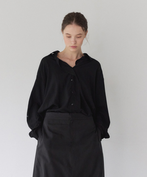 FLUID OVERLAP PLACKET SHIRT, BLACK
