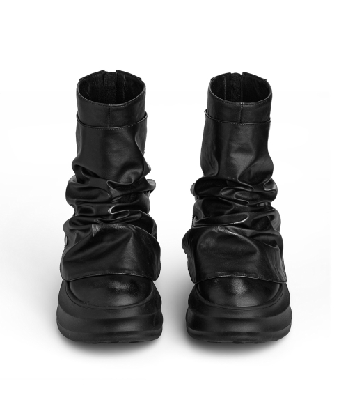 SNAP CURVED LINE FLATFORM BOOTS IN BLACK