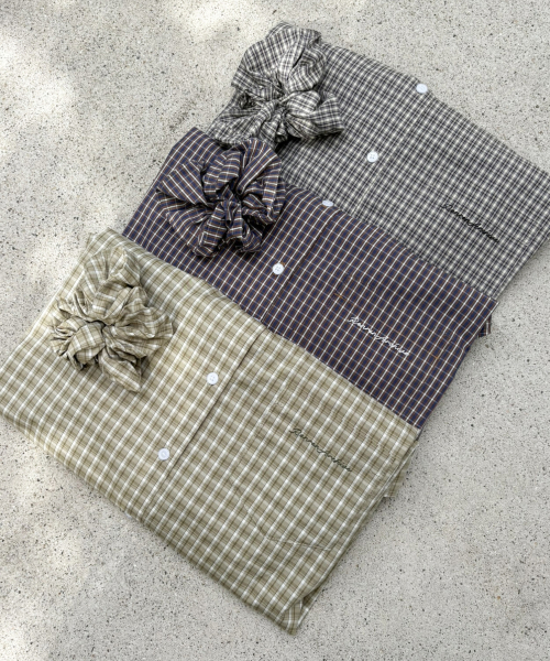 SCRUNCHIE SET LETTERING OVER FIT CHECK SHIRT OLIVE
