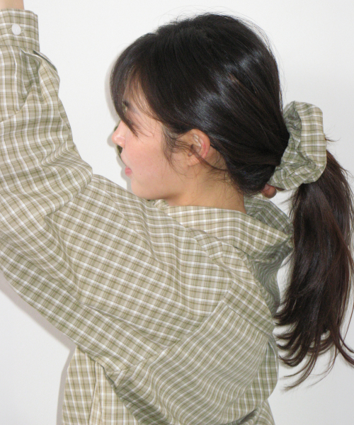 SCRUNCHIE SET LETTERING OVER FIT CHECK SHIRT OLIVE