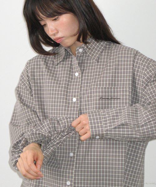 SCRUNCHIE SET LETTERING OVER FIT CHECK SHIRT BEIGE