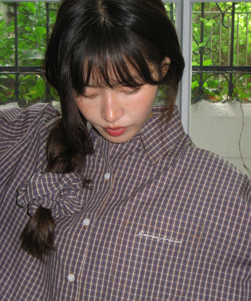 SCRUNCHIE SET LETTERING OVER FIT CHECK SHIRT BROWN