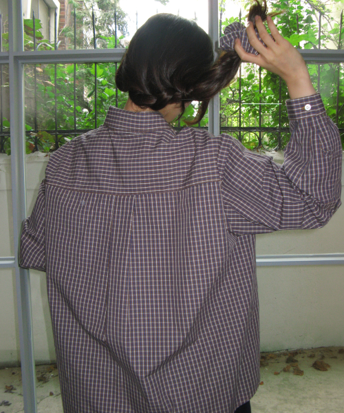 SCRUNCHIE SET LETTERING OVER FIT CHECK SHIRT BROWN