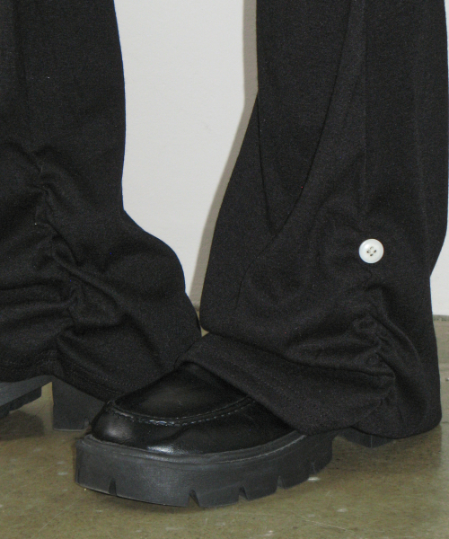 SHIRRING BUTTON BOOTCUT PANTS BLACK
