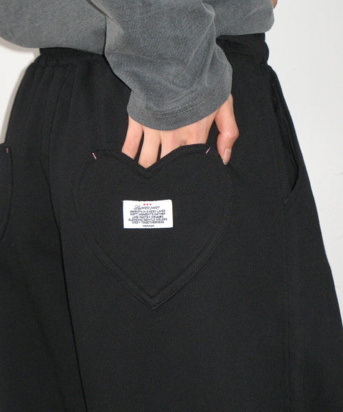 HEART POCKET WIDE JOGGER PANTS BLACK