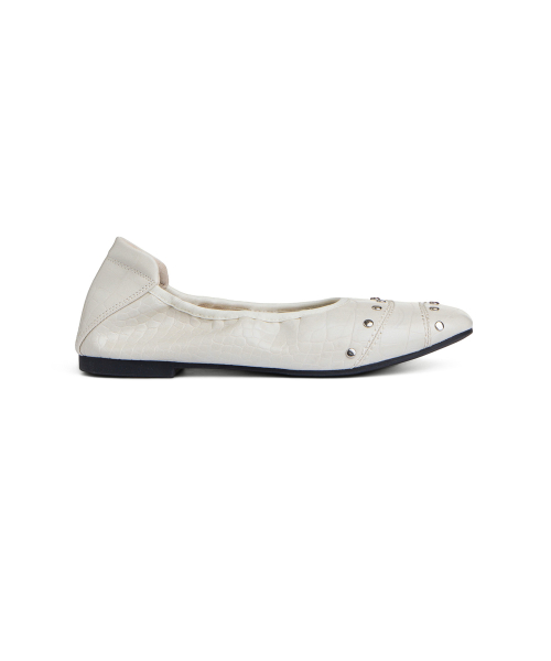 CROCODILE STUD FLAT SHOES IN IVORY