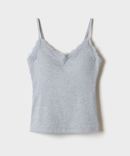 [BRA-IN] Fleece-Lined Lace V-Neck Tank With Built-In Cups_SPRNG4TA01