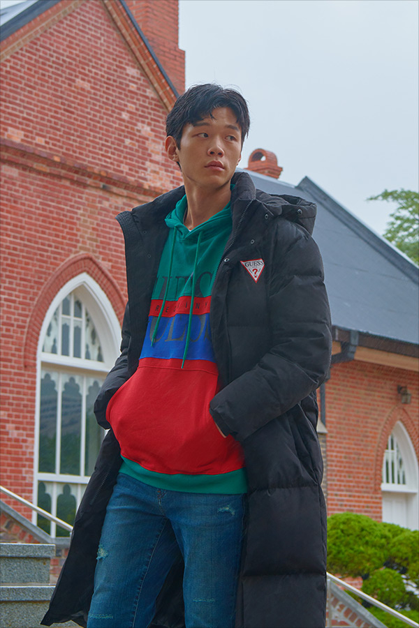 오직 로고로 멋을 낸 패딩 오직 로고로 멋을 낸 패딩