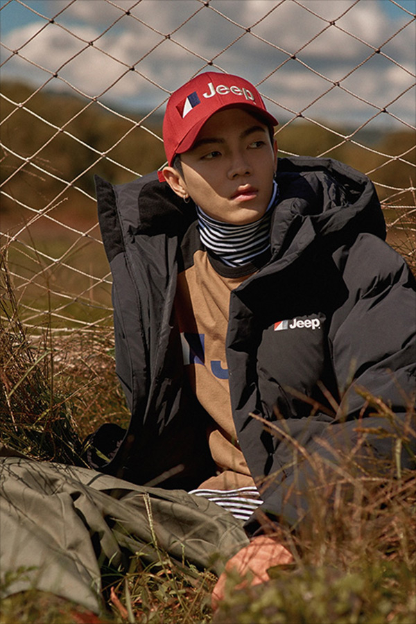 오직 로고로 멋을 낸 패딩 오직 로고로 멋을 낸 패딩