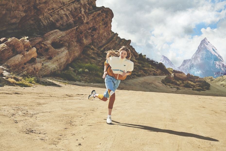 슈퍼 모델 지지 하디드가 디자인한 리복(REEBOK) 뉴트로 트랙 셋업 발매 | 무신사