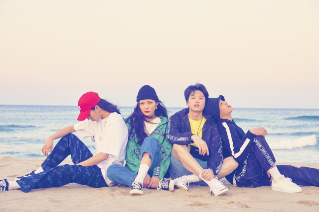 무신사 스페셜 이슈 : 크루와 함께 입으면 좋은 게스(GUESS) 크루 컬렉션 한정 발매&20% 할인 무신사 스페셜 이슈 : 크루와 함께 입으면 좋은 게스(GUESS) 크루 컬렉션 한정 발매&20% 할인
