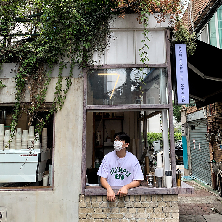 로우커피스탠드에서 포스터를 찾으면 아웃스탠딩 할인 혜택이 더해진다 | 무신사
