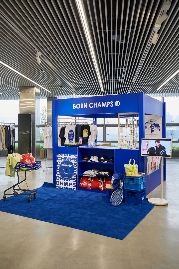 본챔스의 푸른빛으로 물든 무신사 테라스 홍대 | 무신사