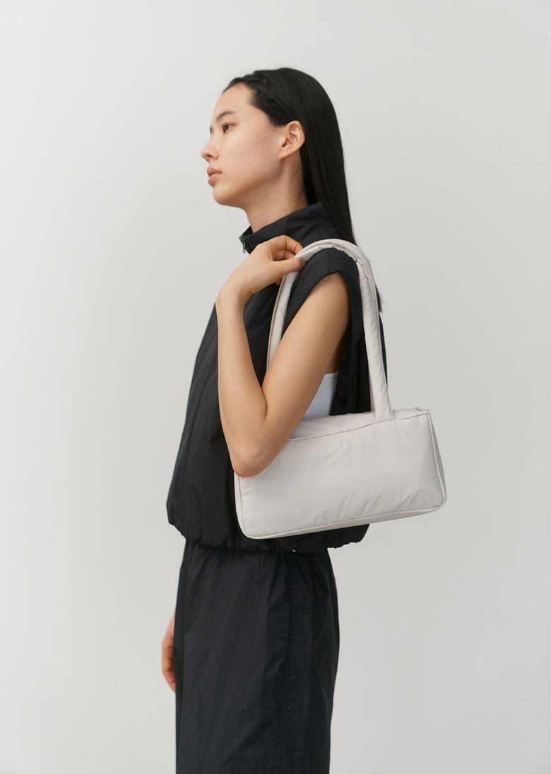 MUSINSA公式 | AMOMENTO PADDED SQUARE SHOULDER BAG_LIGHT BEIGE