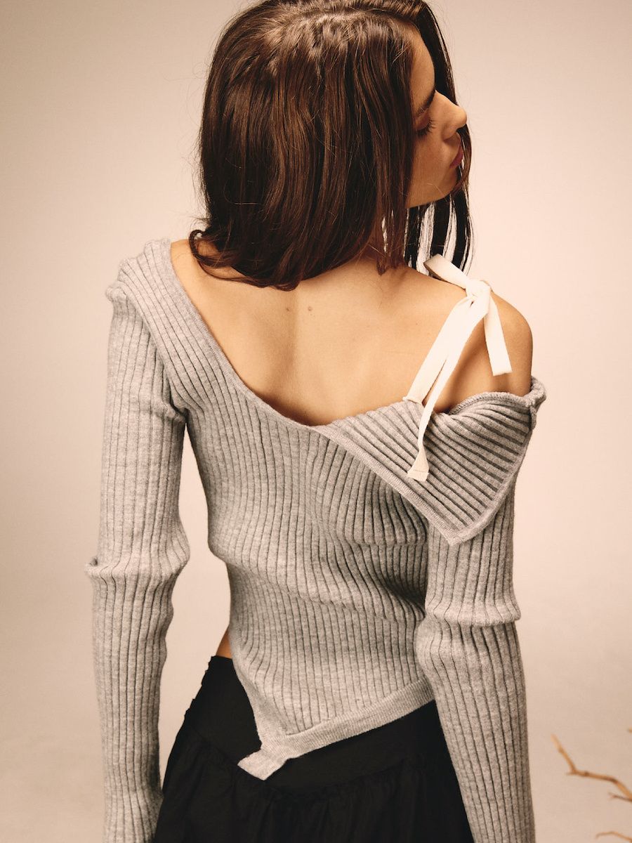 MUSINSA公式 | GLOWNY ISA ASYMMETRICAL KNIT TOP (GRAY)