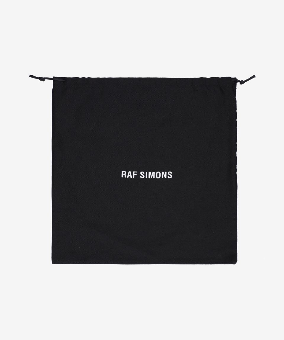 RAF SIMONS ロゴ キャップ レザーパッチ 23SS RAF SIMONS]スモール レザー パッチ ベースボールキャップ (RAF SIMONS